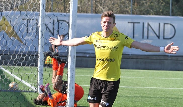 Roger Blokhus Ekeland har skåra 15 mål på 17 kampar for Os i år, 13 av dei på 13 seriekampar, som her mot Kjelsås då Os i april vann 2-0. (Foto: Kjetil Vasby Bruarøy)