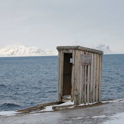 Isfjord radio ligg på Kapp Linné ved innseglinga til Isfjorden (foto: AH)