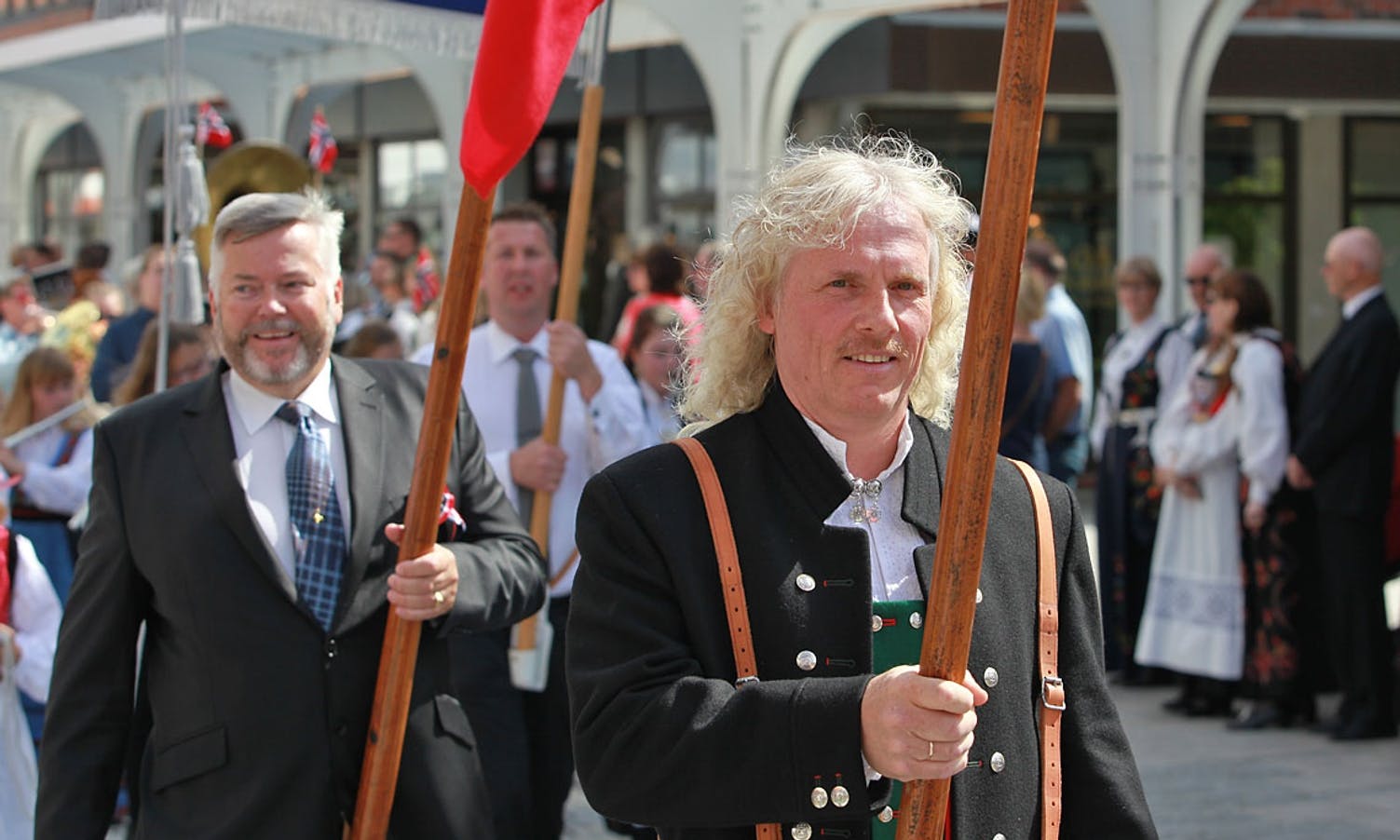 Flaggberarar: Terje Sperrevik og Frode Wold. (Foto: Christina F. Bruarøy)