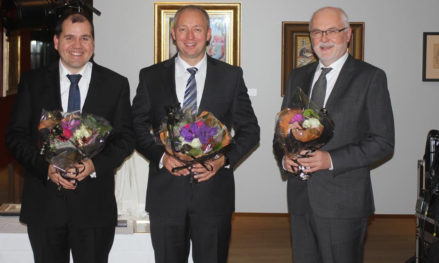 Eirik Andre Hesthamar (Frp), Ståle Skaatun (H) og Odd Tøsdal (Ap) blei takka for innsatsen som komiteleiarar (foto: AH)