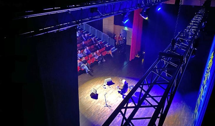 Jan Eggum spelte to konsertar i Oseana i går. Her frå den utselde kveldskonserten. (Foto: Kjetil Osablod Grønvigh) 