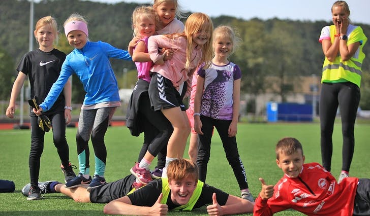 62 ungar i barneskulealder har denne veka ei aktiv avslutting på sommarferien. (Foto: Ørjan Håland)