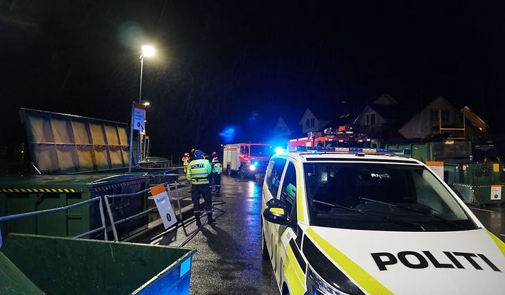 Brannvesen og politi rykka ut til BIR sitt gjenvinningsanlegg i Kolskogen i kveld. (Lesarvideo: Mathias Hetleflåt)