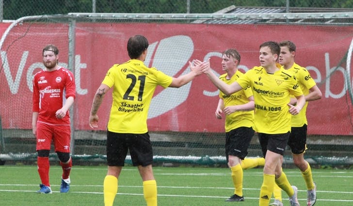 Jonathan Mjånes Lund blir gratulert med assist etter at Leif Simen Mjånes (t.h.) sette inn 3-0. (Foto: Kjetil Vasby Bruarøy)