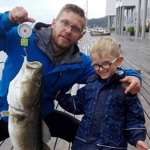 Marcin og sonen Wiktor fiskar mykje saman. Måndag blei det rekordfangst.