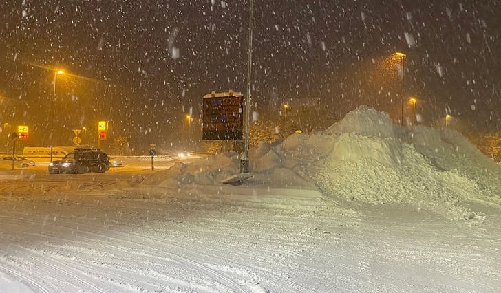 Industrivegen sett frå Meny, som har samla opp godt med snø til resten av vinteren. (Ill. foto: Kjetil Vasby Bruarøy)