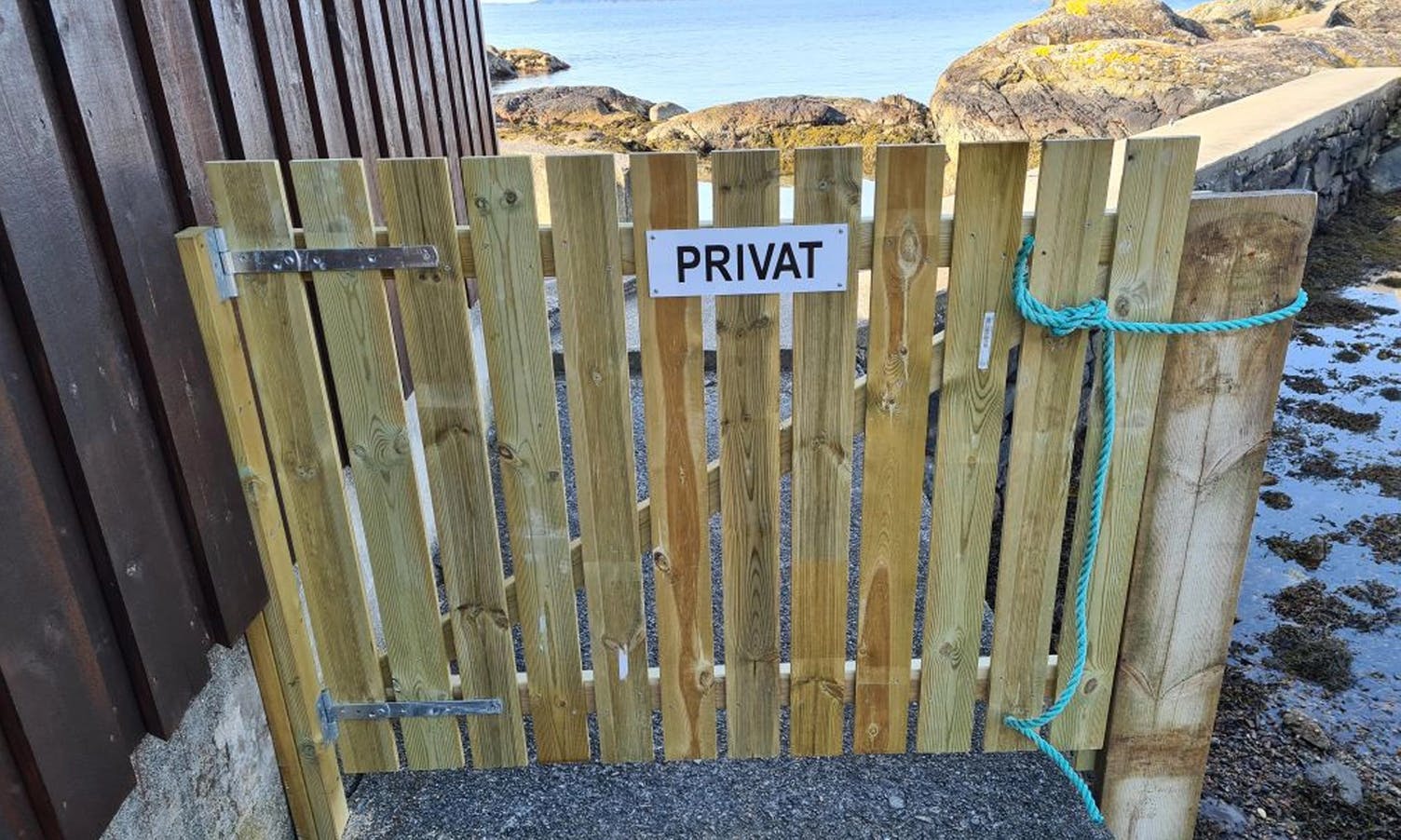 Denne porten skapte reaksjonar i helga. Først fjerna grunneigar privat-skiltet, no blir heile porten flytta. (Privat foto)
