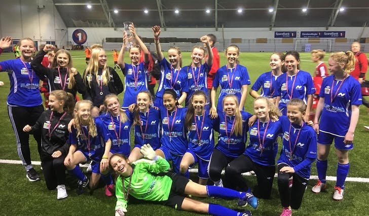 Nore Neset jenter 13 blei i dag kretsmeistrar i 1. divisjon etter 3-0 over Åsane i finalen i Vestlandshallen. (Privat foto)