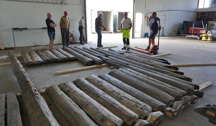 Heile den 300-400 år gamle røykstova er sortert og analysert. No skal den pakkast nøye før gjenoppbygging på Lyngheim. (Foto: Kjetil Vasby Bruarøy)