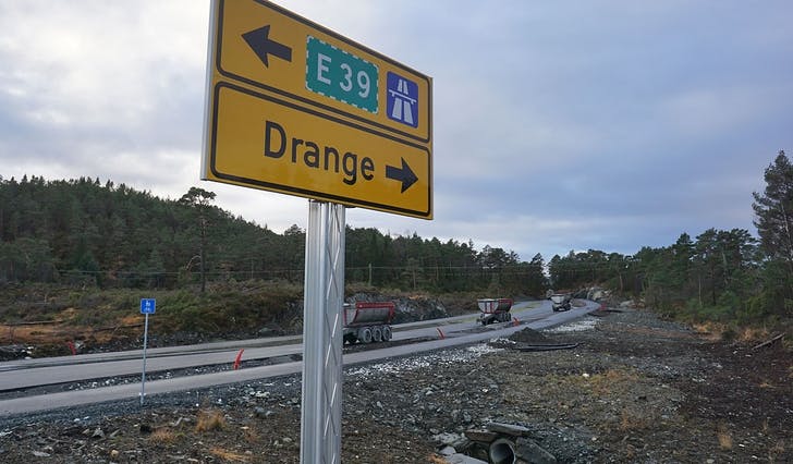 Cirka 150 meter av Åsen - Helleskaret er ferdig. No kjempar Os kommune for å få resten ferdig samtidig med E39 i 2020. (Foto: Kjetil Vasby Bruarøy)