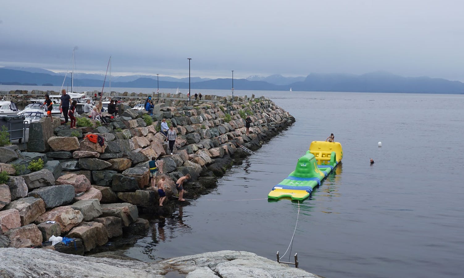 Til sommaren skal Osbadet ta hinderløypa ned på fjorden igjen. (Foto: KVB)