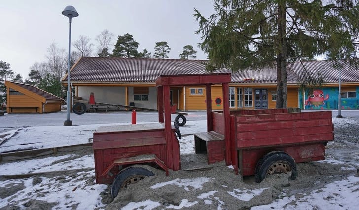 Delar av Strøno barneskule må oppgraderast for at barnehageavdelinga får ny helseverngodkjenning. (Foto: Kjetil Vasby Bruarøy)