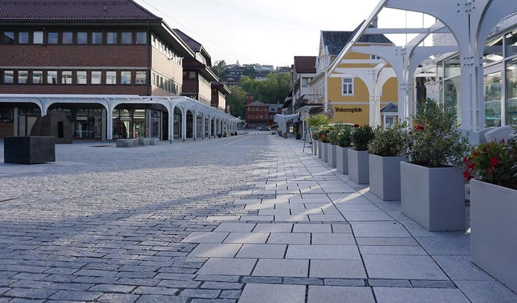Os sentrum i mai, med nytt dekke og nytt tak langs fleire bygg på Øyro. (Foto: Kjetil Vasby Bruarøy)