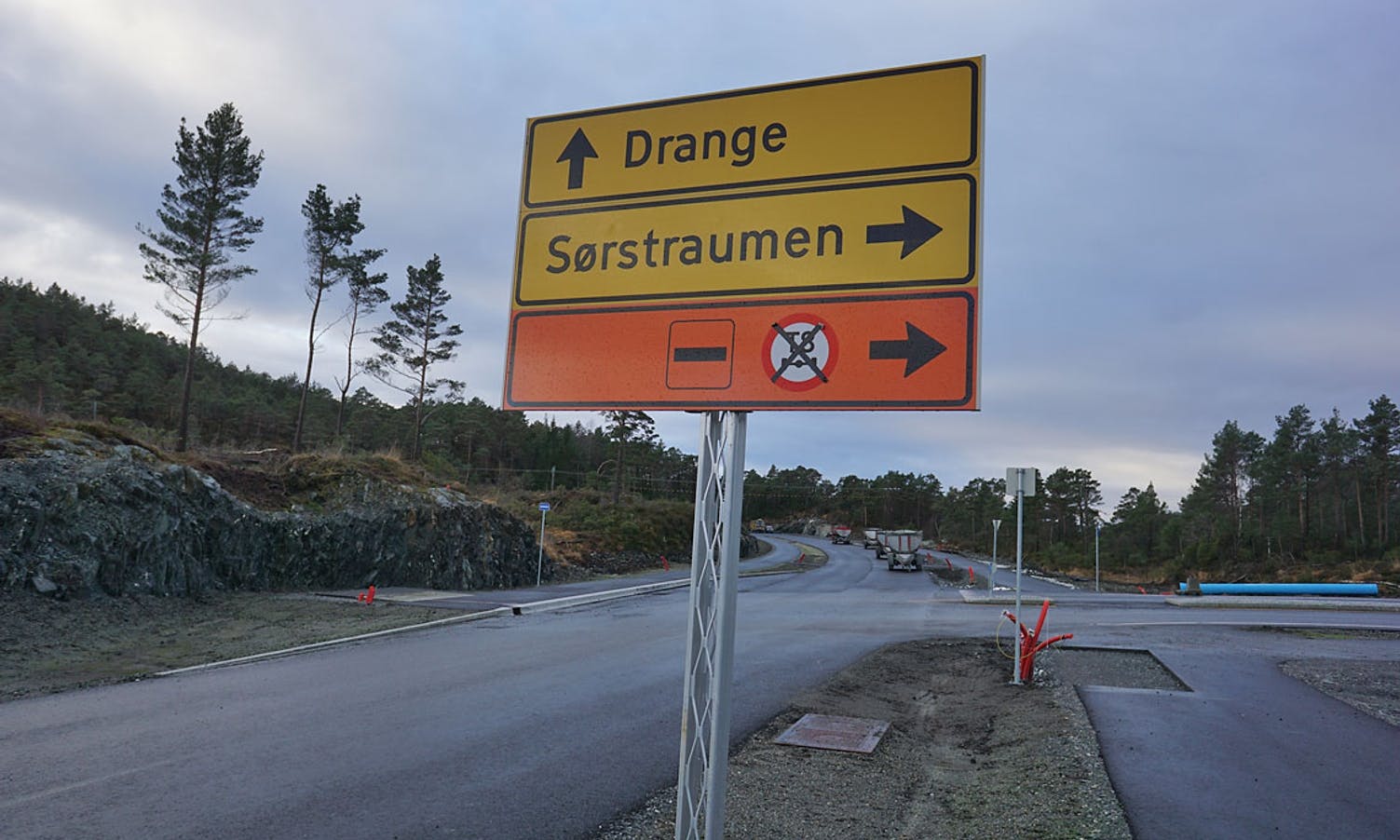 Målet er å få vegen til Helleskaret og kryss mot Drange ferdig til 2022. (Foto: Kjetil Vasby Bruarøy)