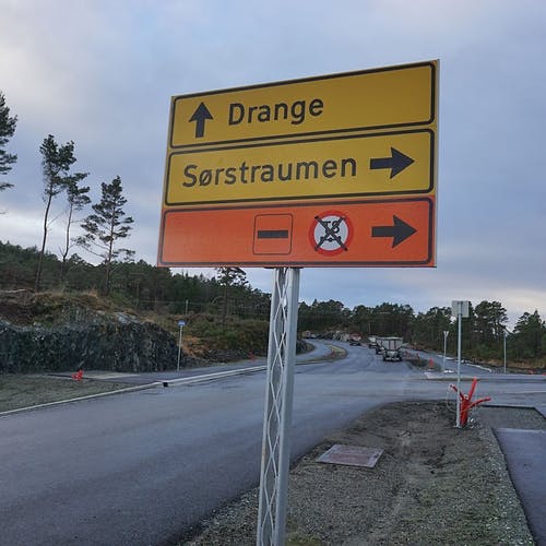 Målet er å få vegen til Helleskaret og kryss mot Drange ferdig til 2022. (Foto: Kjetil Vasby Bruarøy)