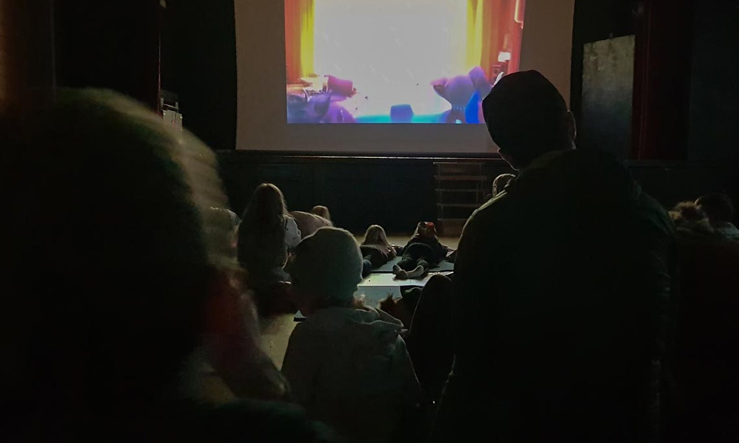 Over hundre ungar samla seg til kino.
