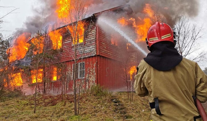 Nedbrenning av hus på Askvikneset. (Foto: Morten Moberg)