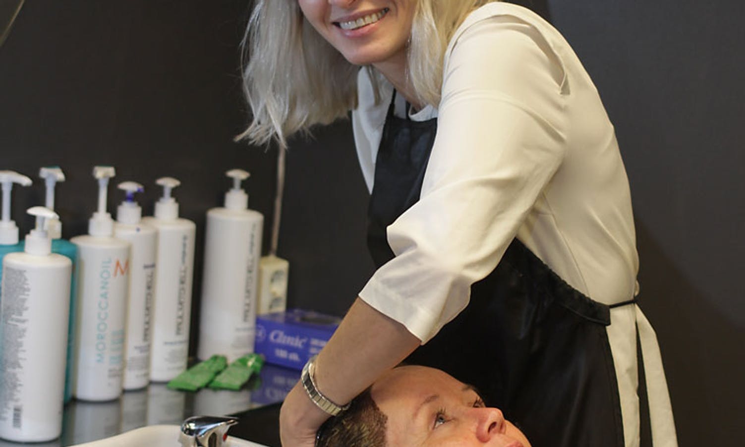 Etter 16,5 år som frisør la Marie i dag saksa på hylla. (Foto: KVB)