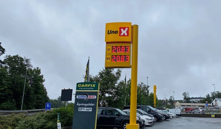 Bensin og diesel hadde same pris, under 21 kroner, på Uno X fredag morgon. (Foto: Kjetil Vasby Bruarøy)