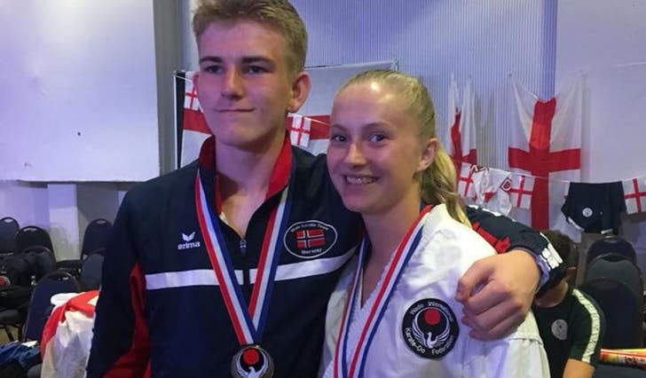 Sondre Kvamsdal og Amanda Njøten vann kvar sin sølvmedalje i VM i Wado-karate. (Privat foto)