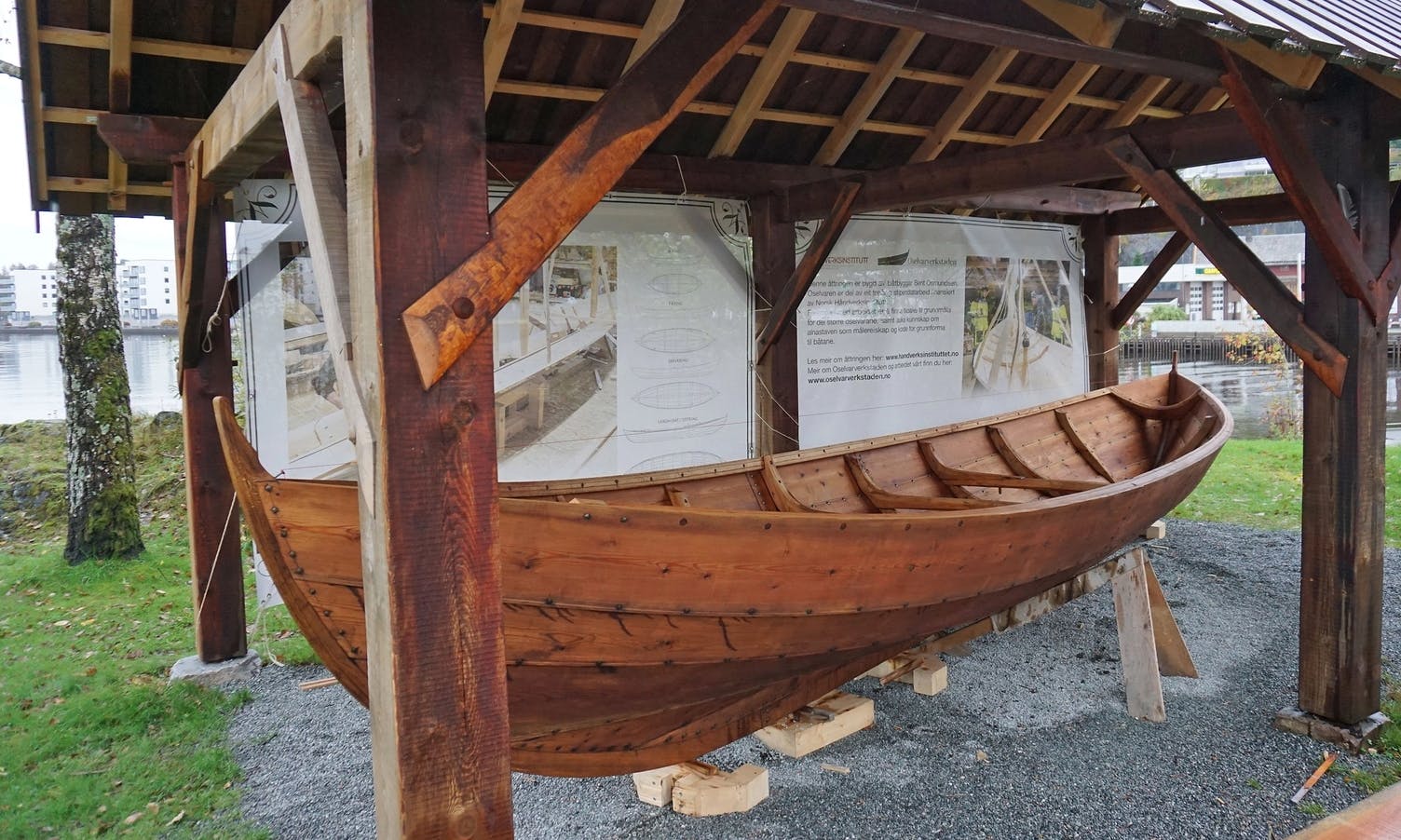 Osmundsen prosjekt utstilt utanfor Oselvarverkstaden i fjor sommar. Fredag skal båten på helgetur på Tysnes. (Foto: Kjetil Vasby Bruarøy)