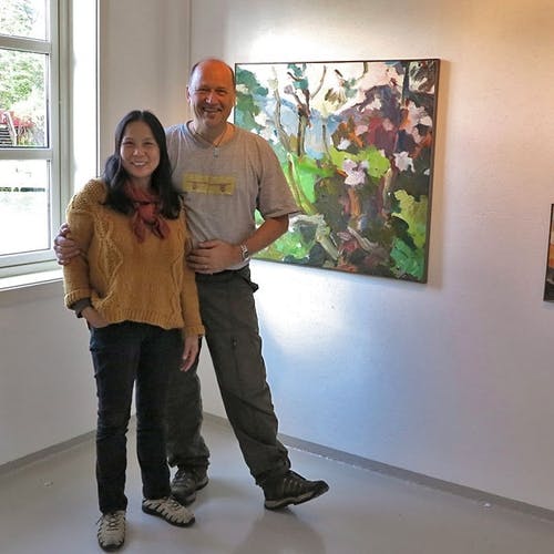 Willgohs saman med kona si Feng Xian Lin, som han også har hatt utstilling med i Kina. (Foto: Vedholmen Galleri)