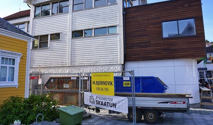 Tilbygget går over to etasjar og gir 250 nye kvadratmeter på Smiegården. (Foto: KVB)