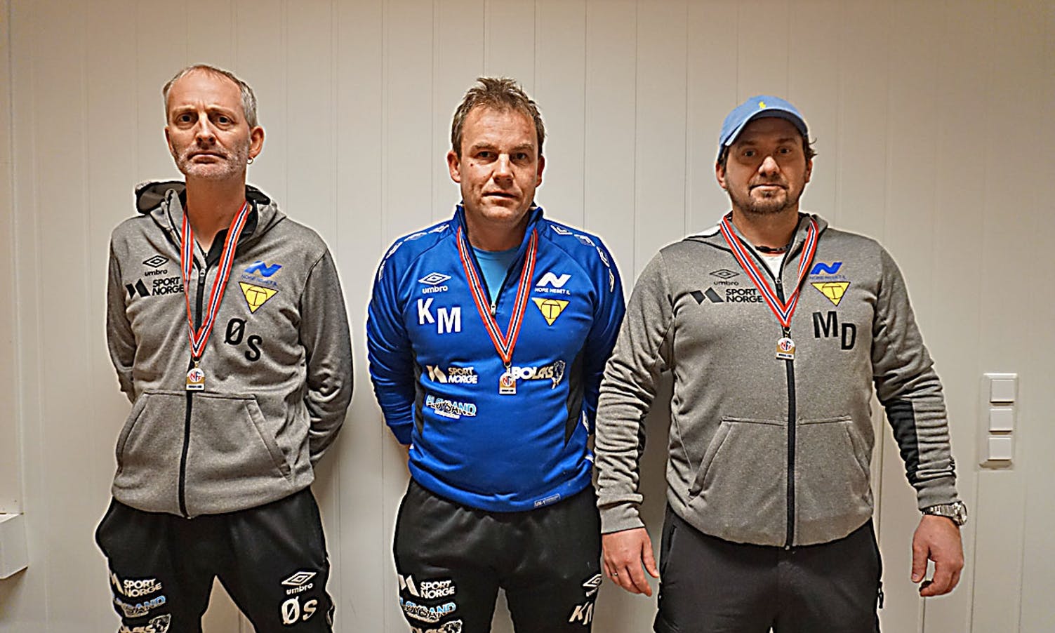 Tre av fire trenarar. (F.v) Ørjan Sandal, Kenneth Moland og Morten Døsen. Jan Frode Skeie var ikkje tilstades når bildet vart teke.  (Foto: KOG)