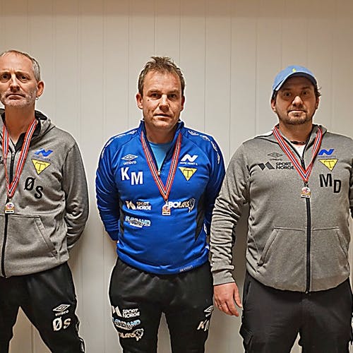 Tre av fire trenarar. (F.v) Ørjan Sandal, Kenneth Moland og Morten Døsen. Jan Frode Skeie var ikkje tilstades når bildet vart teke.  (Foto: KOG)