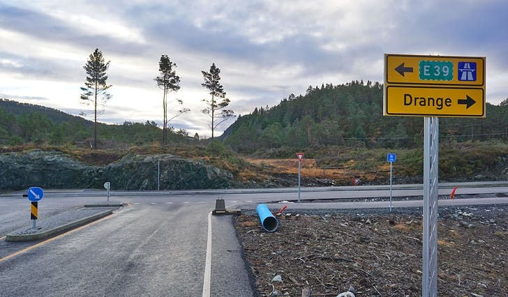 Krysset i Åsen. Målet er at du i 2022 ikkje berre kan ta til venstre til E39 og Lyseparken, men til høgre, til Helleskaret og Drange. (Foto: Kjetil Vasby Bruarøy)