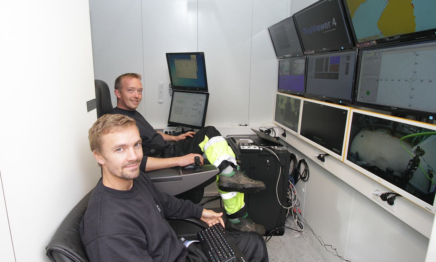 Magnus Engevik (nærmast) og Kristian Lunde er nytilsette pilotar.  (Foto: KVB)