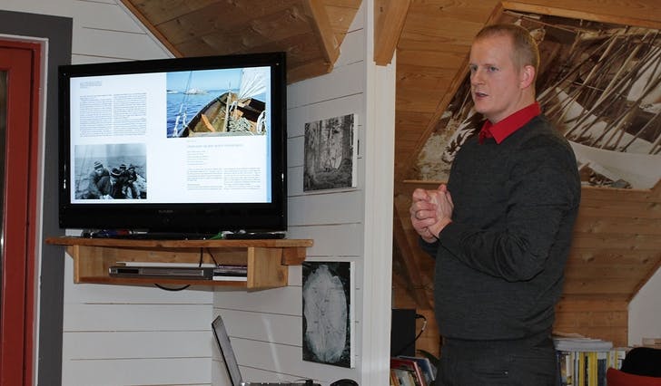 Kjell Magnus Økland, her under eit foredrag i oselvarverkstaden, er tilsett som ny dagleg leiar i Stiftinga Kystsogevekene (foto: Kjetil Vasby Bruarøy)