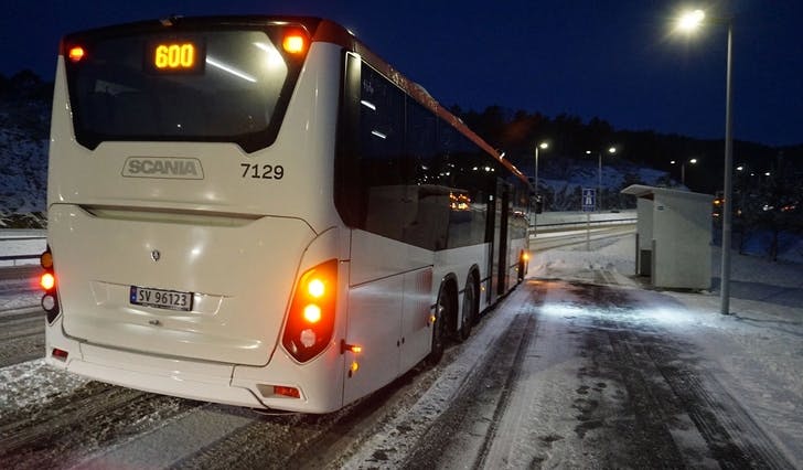 Linje 600 på veg til Bergen på stopp i Endelausmarka. (Foto: Kjetil Vasby Bruarøy)