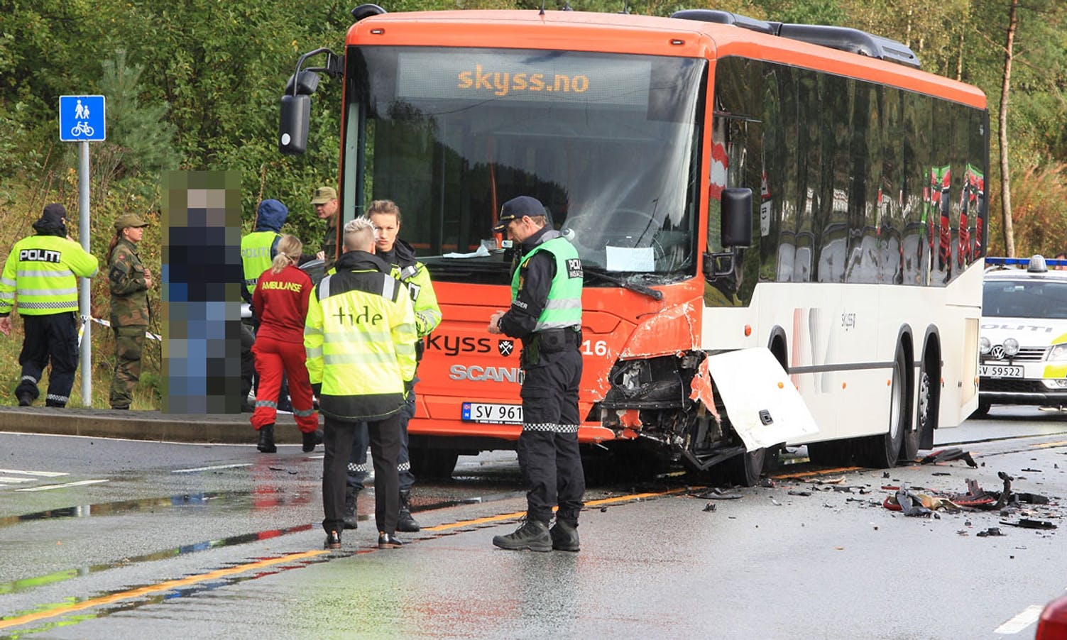Bilen er knust, også bussen har stor skade på den eine sida. (Foto: KVB)