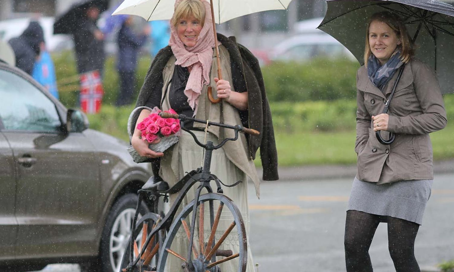 Bente Borghild Hauge stilte med ein gamal sykkel. (Foto: Andris Hamre)