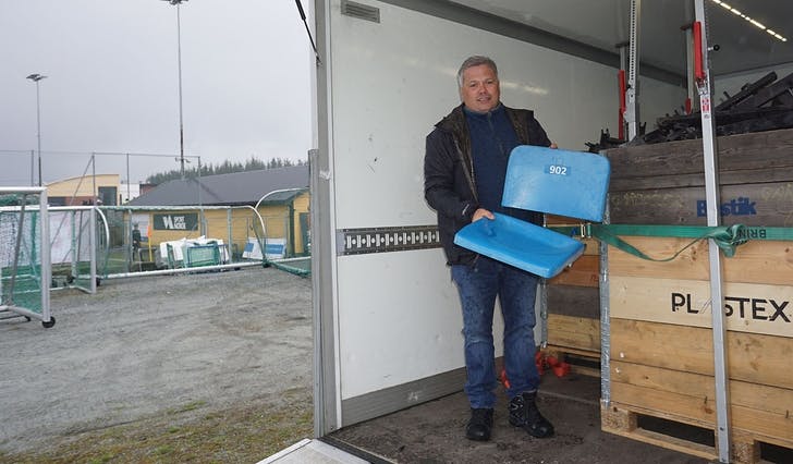 Karsten Røttingen med ein av dei 400 stolane han og John Ole har henta på Ullevaal. (Foto: Kjetil Vasby Bruarøy)
