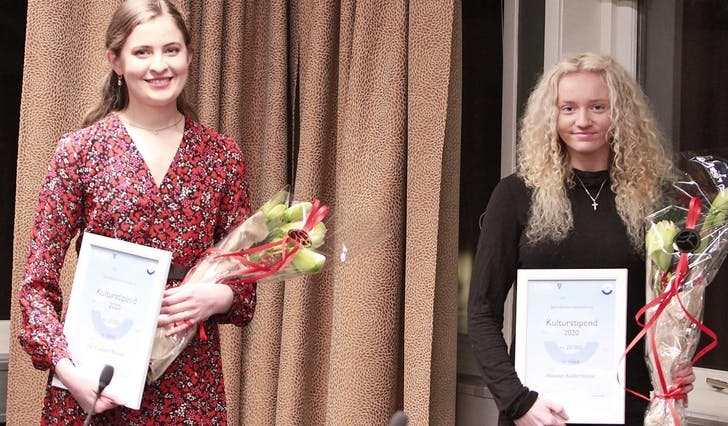 Ingrid Rosvold (t.v.) og Madelen Koldal Holme fekk Bjørnafjorden kommune sitt kulturstipend for 2020. (Foto: Kjetil Vasby Bruarøy)