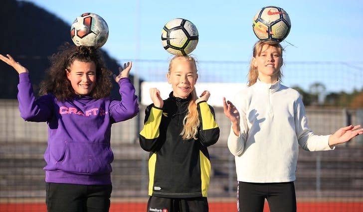 F.v.: Katrine Vaktdal, Kari Midtbø og Erle Bøe Lunde fann balansen under Jentefotballdag for ungdom. (Foto: Kjetil Vasby Bruarøy)