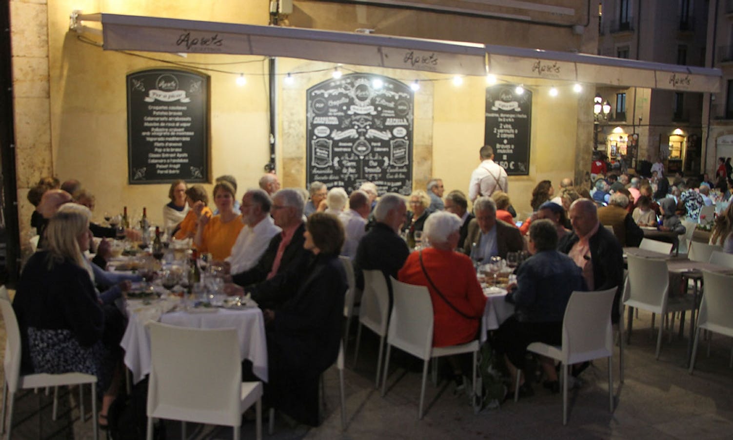 Dei neste dagane var det song ved borda på fleire restaurantar i Tarragona by. (Foto: Os Travel)