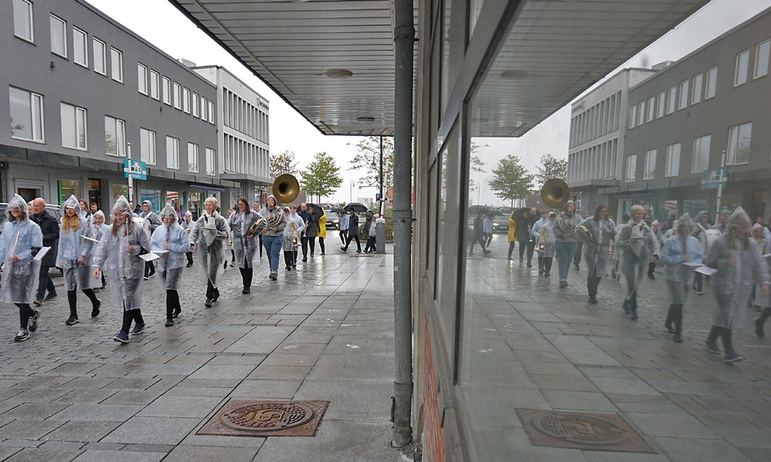 Os skulekorps marsjerte frå rådhuset til Minneparken. (Foto: KOG)