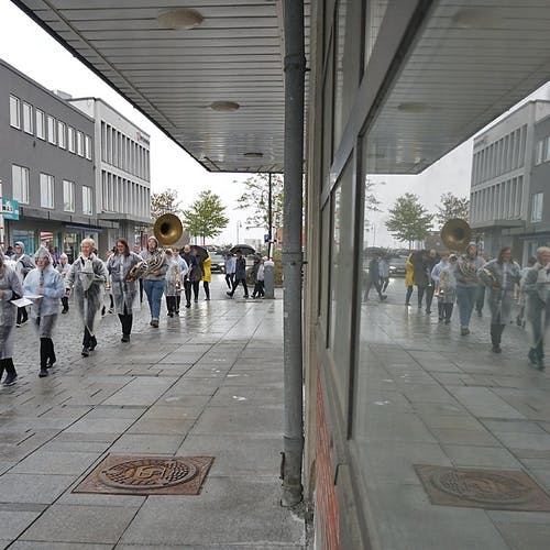 Os skulekorps marsjerte frå rådhuset til Minneparken. (Foto: KOG)