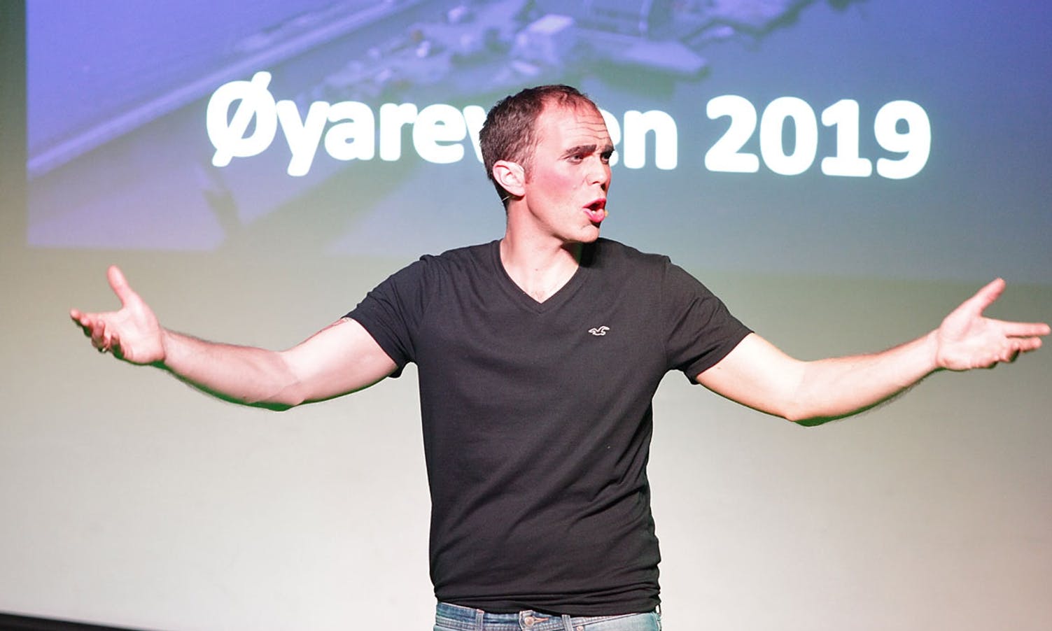 Asbjørn Austevoll, her på scenen under Øyarevyen i 2019. (Foto: Kjetil Vasby Bruarøy)