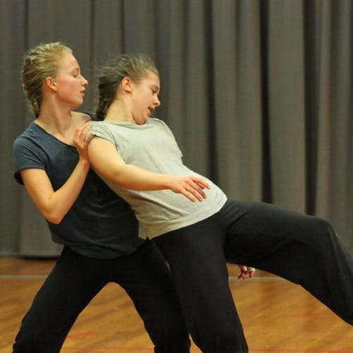 «Bra nok» av danseteatergruppa ved Os kulturskule (foto: Andris Hamre)