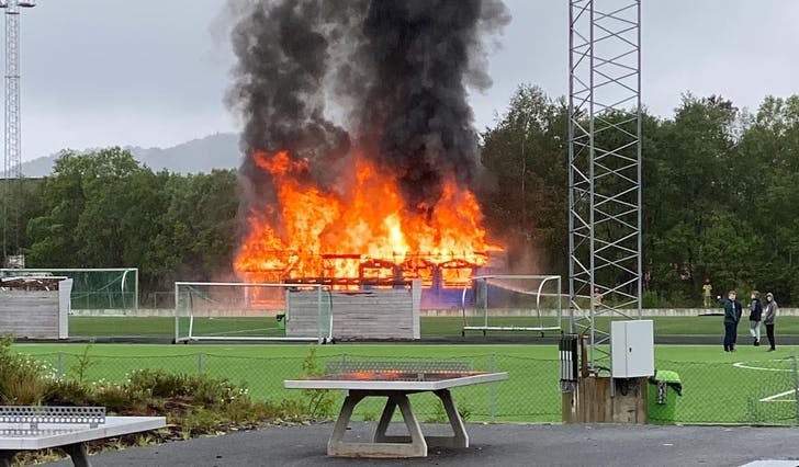 Høge flammar og mykje røyk på Skeie i dag. (Lesarbilde, tips@midtsiden.no)