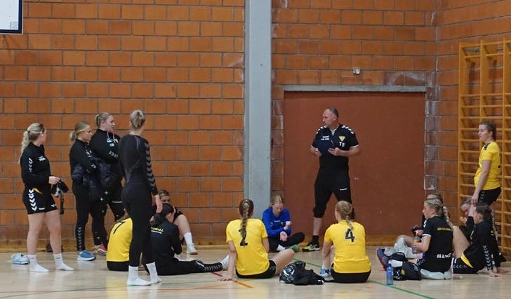 Trond Budal i ein pause med damelaget i haust. No gler dei seg til å fullføra sesongen - på eitt eller anna vis. (Foto: Kjetil Vasby Bruarøy)