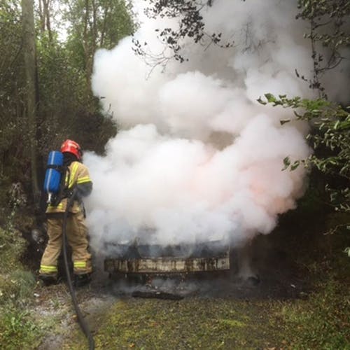 Bilen som brann på Søvikneset sto på ein sideveg (foto: Os brannvesen)