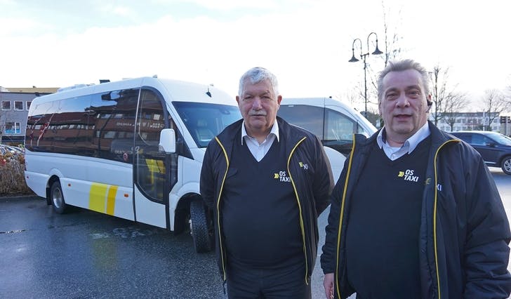 To av minibussjåførane til Os Taxi, Svein Hausberg og Ole Henning Kristoffersen, ser fram til å køyra ungdom og andre til fjells i veke 9. (Foto: Kjetil Vasby Bruarøy)