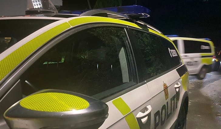 To av dei minst fem politibilane som var på adressa måndag kveld. (Foto: Kjetil Vasby Bruarøy)