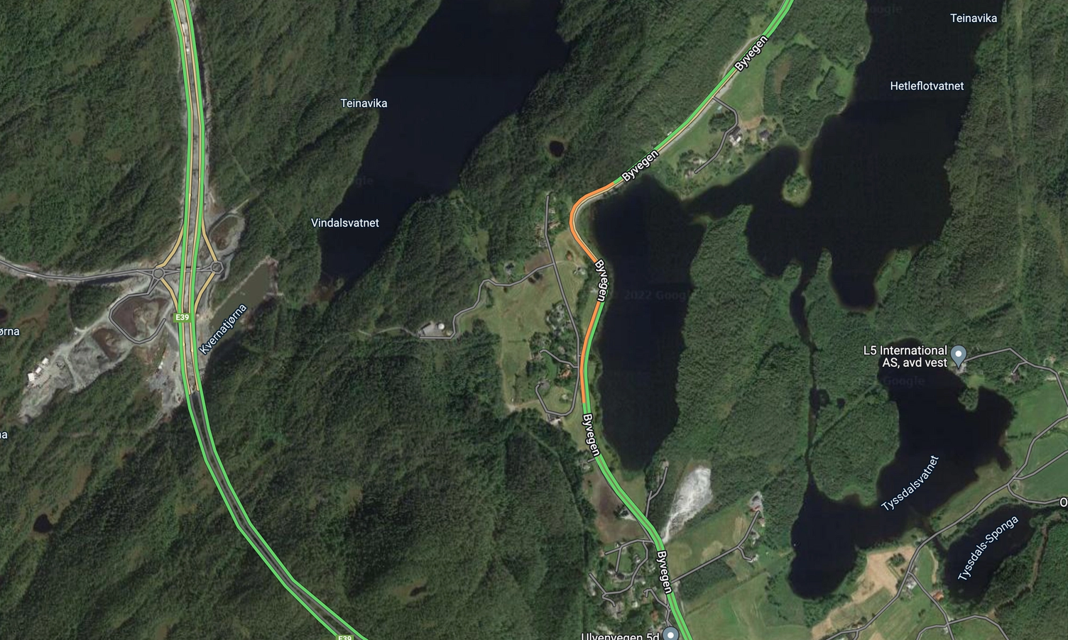 Ifølgje Google Maps si trafikkovervaking går trafikken seint ved den største svingen på Hetleflåten. (Kart: Google Maps)