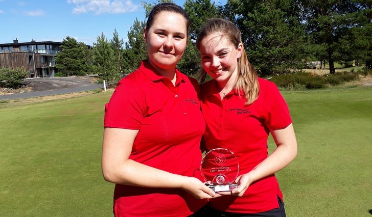 Tora Wiberg og Karen Landøy tok NM-gull i 1. divisjon junior jenter på Kragerø golfbane tysdag (privat foto)